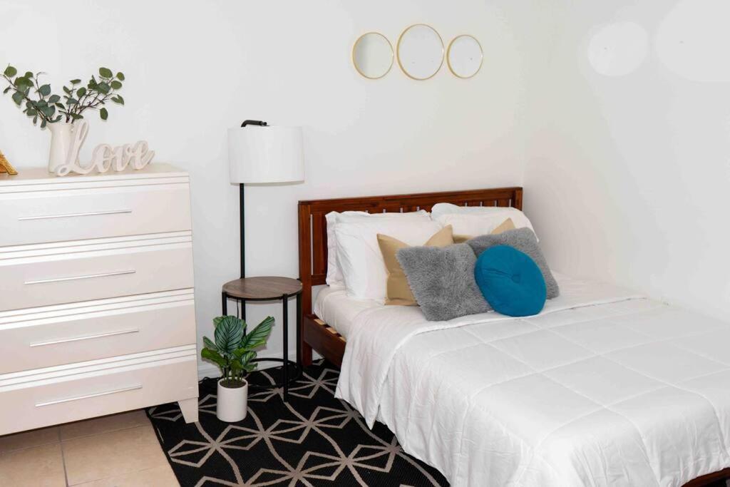 Newly Renovated Condo 5 Min From Airport Miami Exterior photo