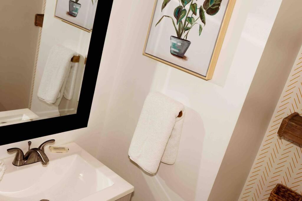 Newly Renovated Condo 5 Min From Airport Miami Exterior photo
